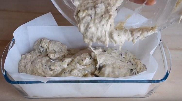 Întindem aluatul sub formă.