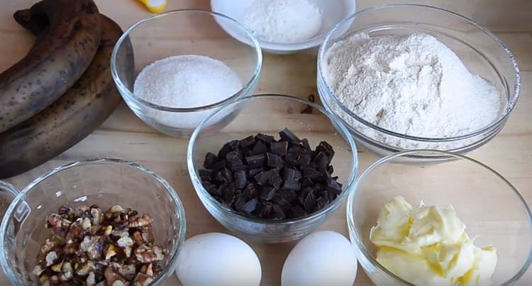 Scoatem untul din frigider pentru a-l înmuia, rupe nucile și ciocolata sau tăiem în bucăți.