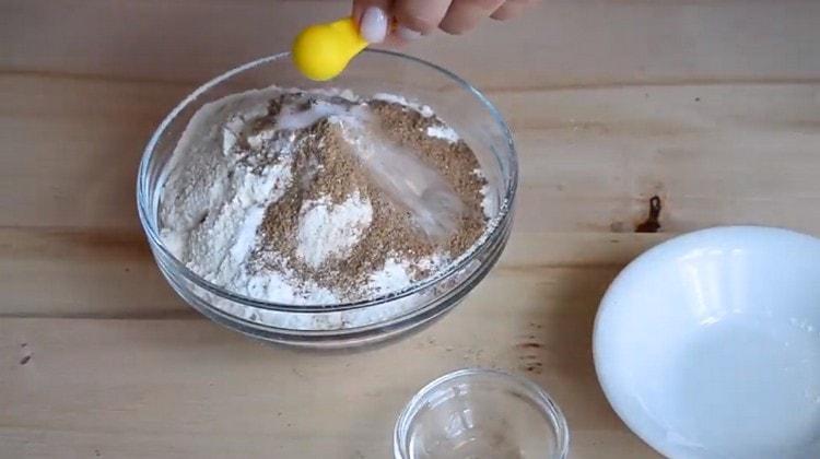 Se adaugă scorțișoară, praful de copt în făină.