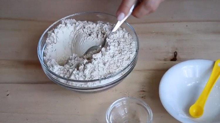 Amestecă ingredientele uscate.