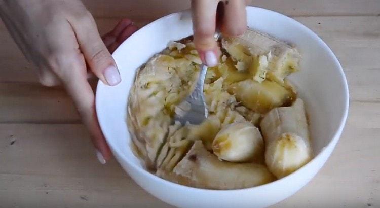 Frământați bananele coapte cu o furculiță.