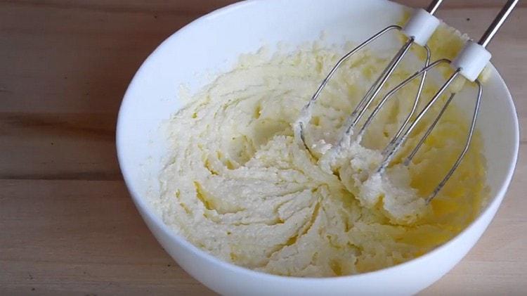 Bateți masa de ulei cu un mixer.