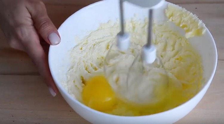 Introducem oul în masa uleiului și continuăm să-l batem.