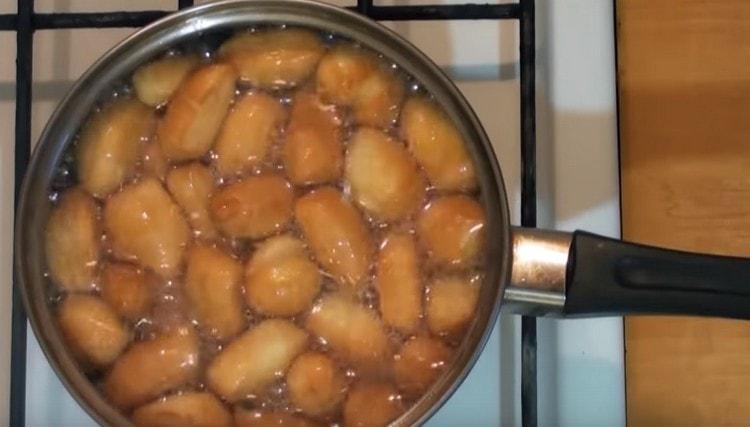 Запържете баурсаки до златисто кафяво.