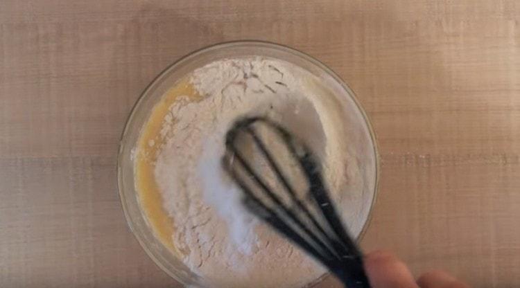 Добавете брашното.