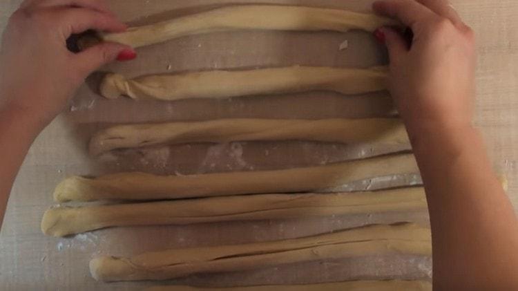 Ние разточваме всяко парче тесто на тънък турникет.