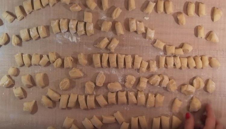 Нарежете жълтиците на малки парченца.