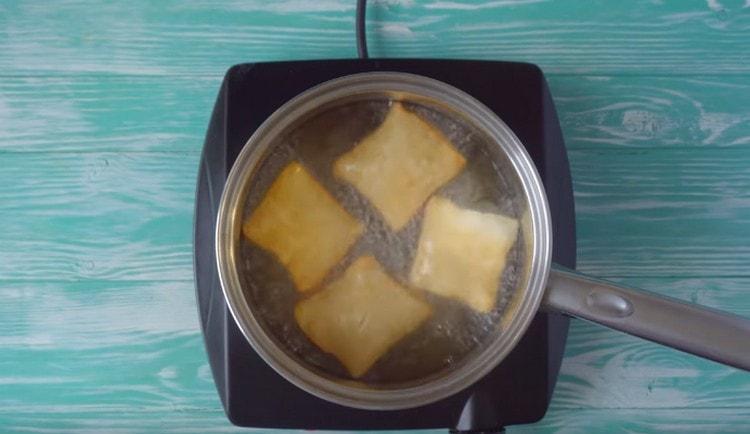 Rozložili jsme baursaki na smažení v horkém rostlinném oleji.