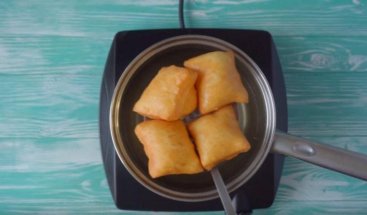 Připraveni baursaki jsme vylezli z oleje štěrbinovou lžičkou.