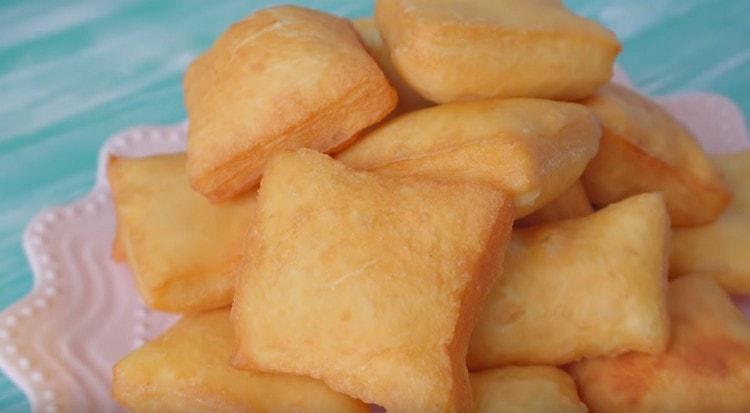 Baursaki na kefíru jsou jednoduše připravené. ale ukázalo se, že je velmi něžné a chutné.