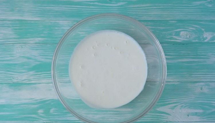 Nalijte kefír do mísy na hnětení těsta.