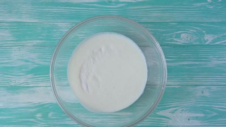 Přidejte kefír sodu a sůl.