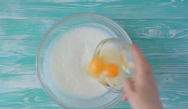 Přidáváme také rostlinný olej a vejce.