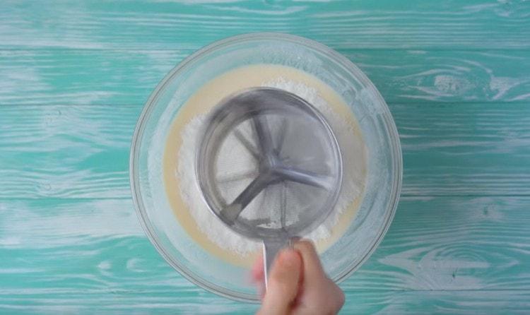 Tříbil mouku do kefírové hmoty.