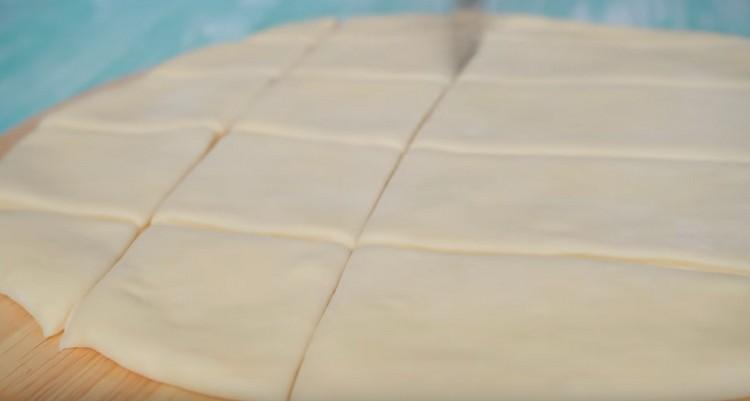 Těsto nakrájejte na čtverce.