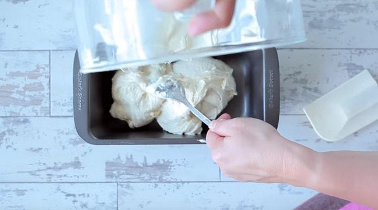 Modificăm aluatul final în formă.