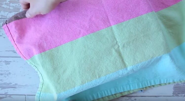 Acoperim aluatul sub formă de prosop, lăsăm să se potrivească.