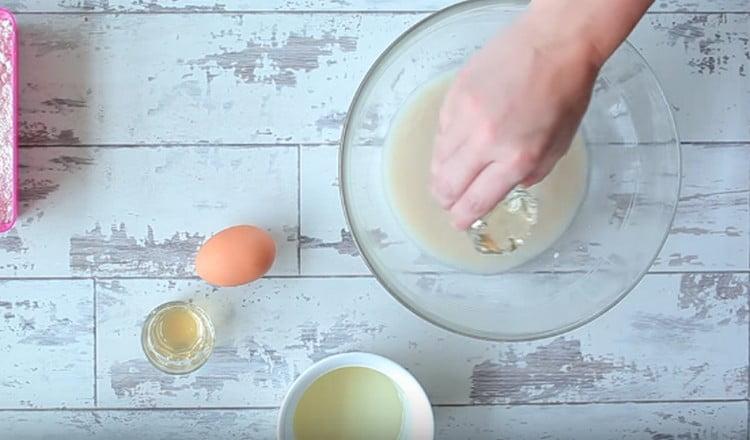 Adăugați ulei vegetal.