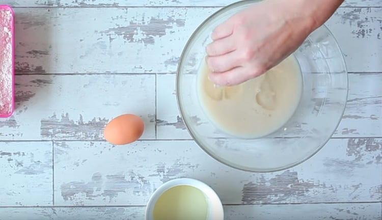 Adăugăm și oțet de cidru de mere.