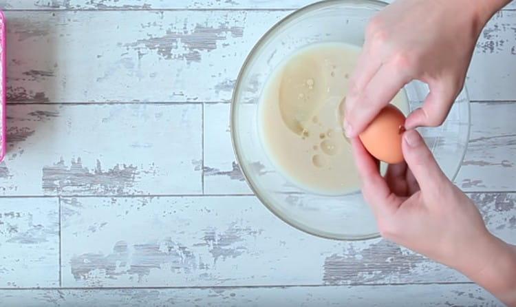 Apoi, adăugați un alt ou întreg.