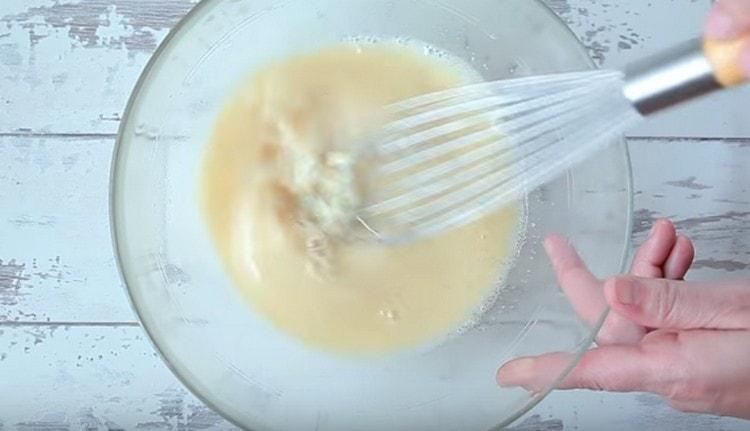 Cu un bici, amestecați masa până este netedă.