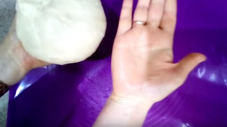 Омесете добре тестото, така че да не залепва за ръцете ви.