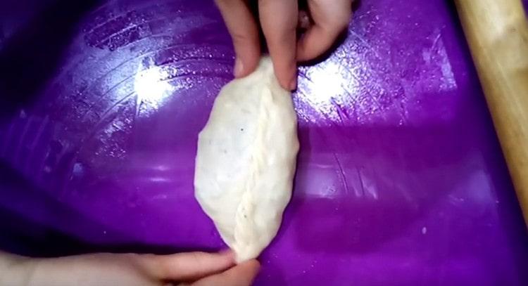 Разпределяме пълнежа върху тортите и оформяме пайове.