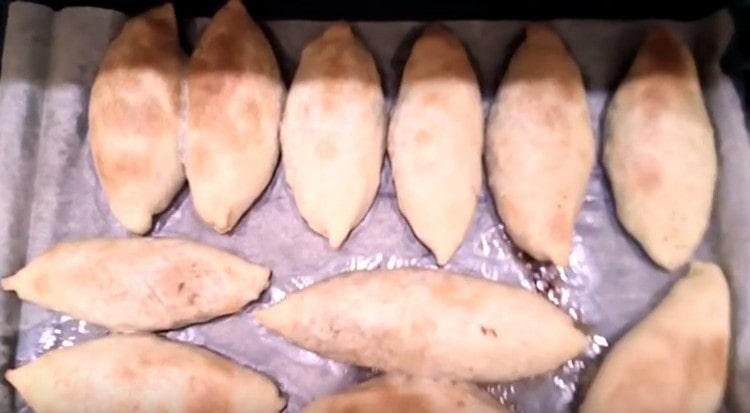 Такова сладкарско тесто без мая за пайове във фурната се оказва меко и вкусно.