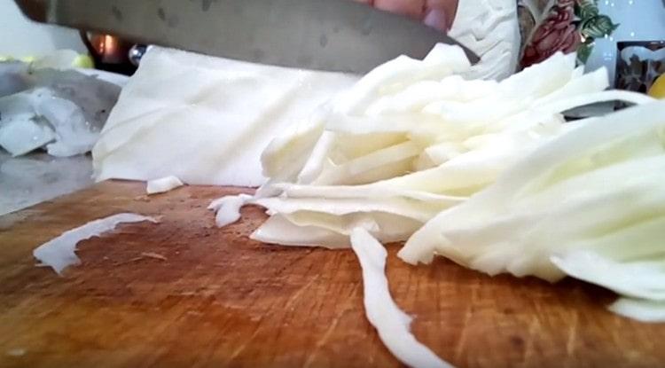 Настържете зелето.