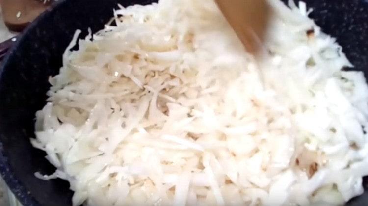 Задушете зелето в тиган.