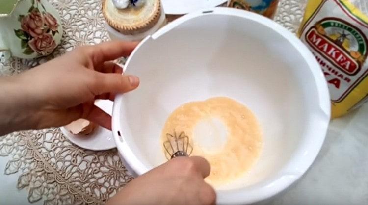 Смесете яйцето с размах.