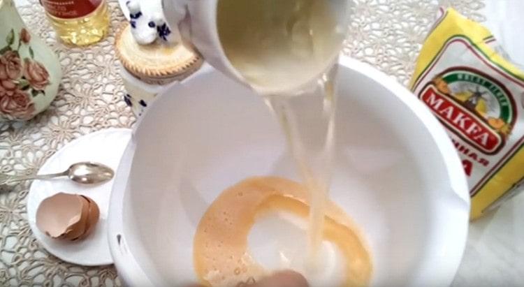 Добавете вода с растително масло към яйцето.