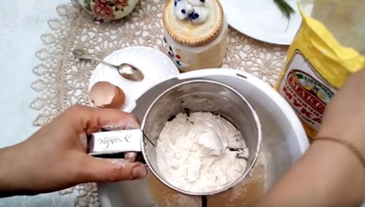 Пресейте брашното.