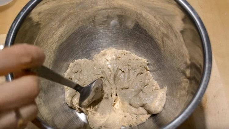 Сложете готовата кисела тесто в купа.