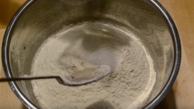 Добавете брашното.