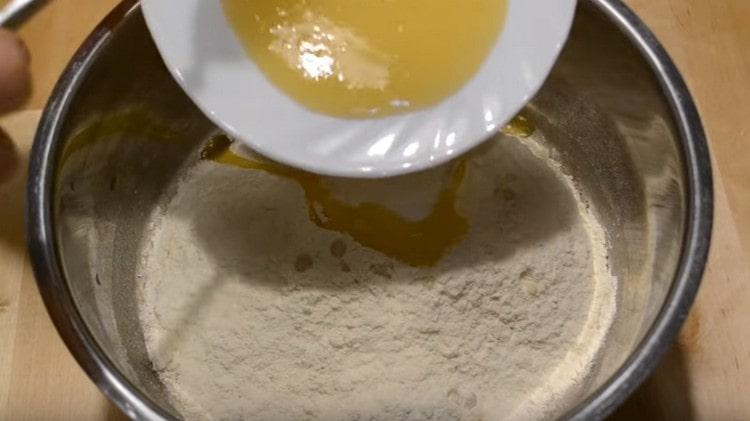 След това добавете растително масло, мед и сол.