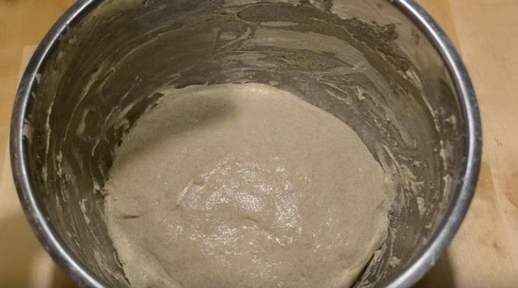 Размесете тестото до гладко и го оставете да втаса.