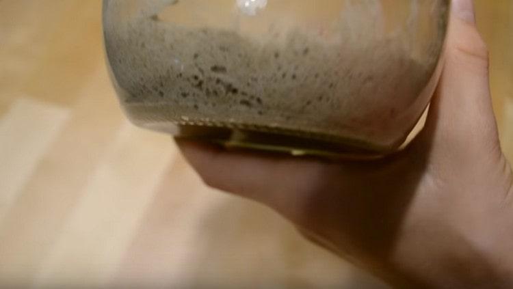 На следващата сутрин киселото тело ферментира.