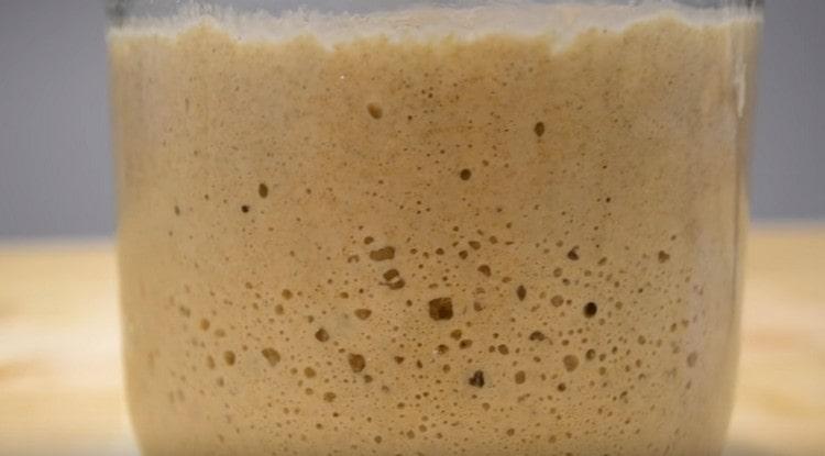 Киселата тесто е готова.