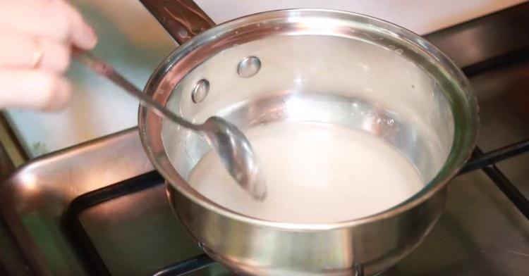 Комбинираме вода със захар и поставяме сиропа да заври.