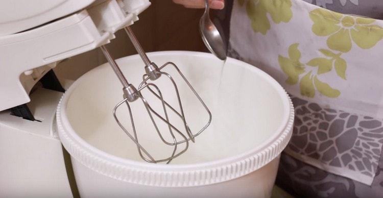 Сложете два белтъка в купата на миксера, добавете лимонов сок.