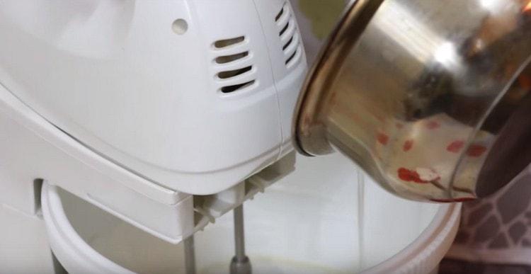 На тънка струя въвеждаме горещ сироп в разбитите белтъци.