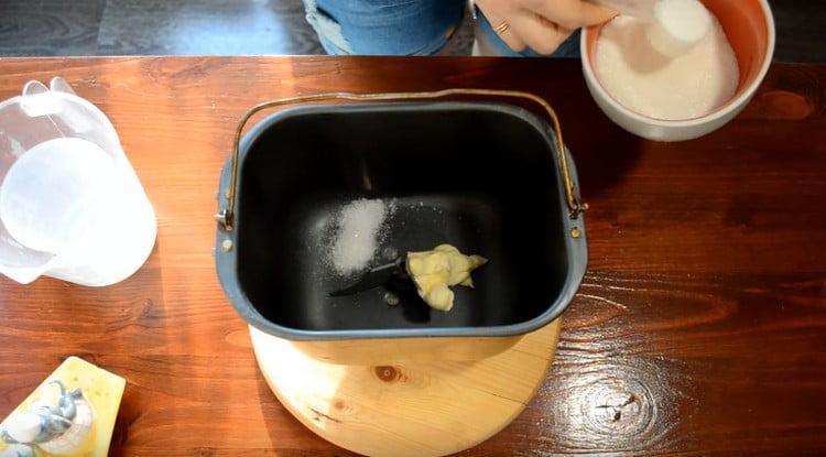 Adicione sal e açúcar ao óleo.