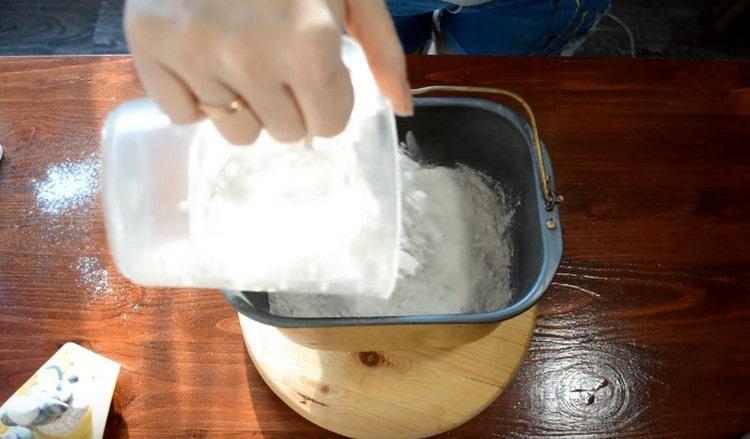 Adicione a farinha peneirada.