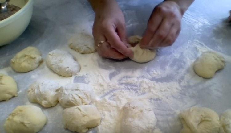 Ние събираме краищата на тестото, така че да остане дупка в центъра на детайла.