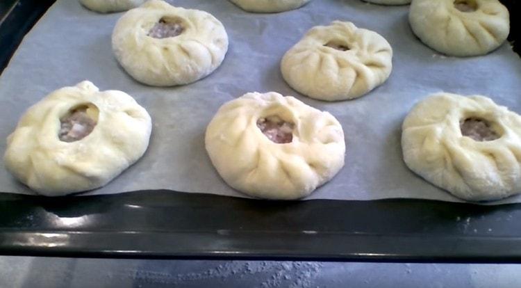 сложете заготовките върху хартия за печене, покрита с пергамент и ги оставете да втасат малко.