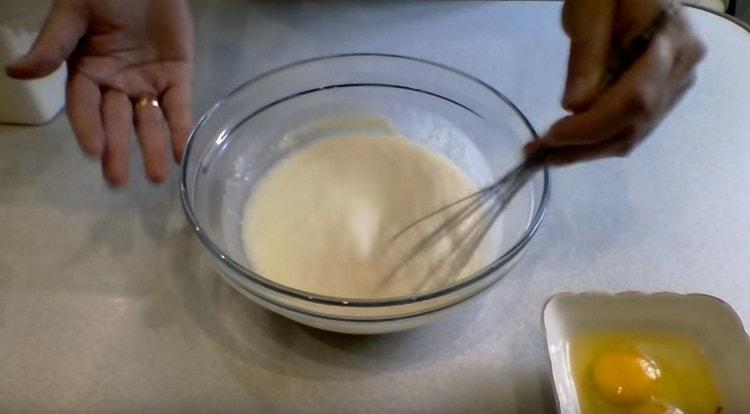 Замесете тестото и го оставете да втаса.