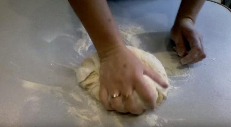 Омесете мекото тесто.