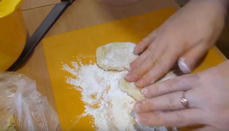 Aus dem Teig formen wir kleine Kuchen.