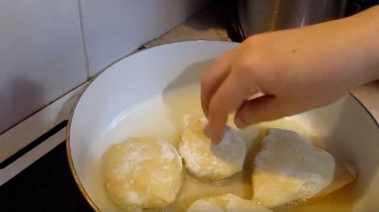 Wir braten die Weißen in Pflanzenöl und legten sie mit dem Loch nach unten auf die Pfanne.